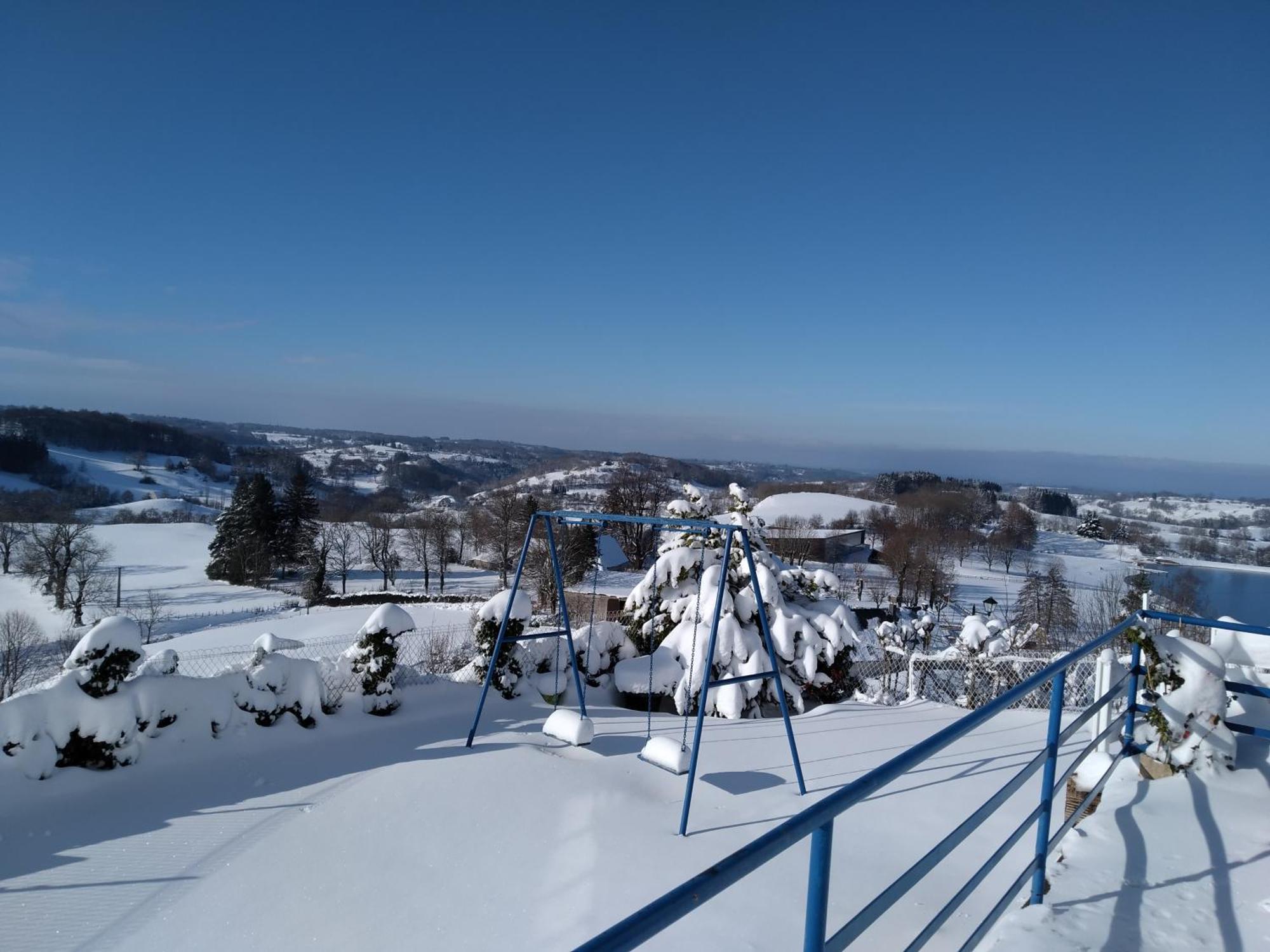Le Lac, La Neige,La Vue La Tour-dʼAuvergne Exteriör bild